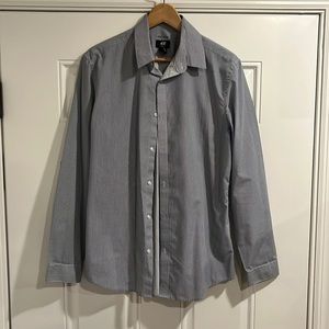 Men’s medium, slim fit, H&M button up dress shirts.